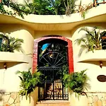 Luxury Villa Steps To The Beach & 5Ta Av, Amazing