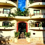 Luxury Villa Steps To The Beach & 5Ta Av, Amazing