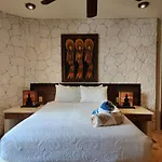 Luxury Villa Steps To The Beach & 5Ta Av, Amazing