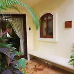 Luxury Villa Steps To The Beach & 5Ta Av, Amazing